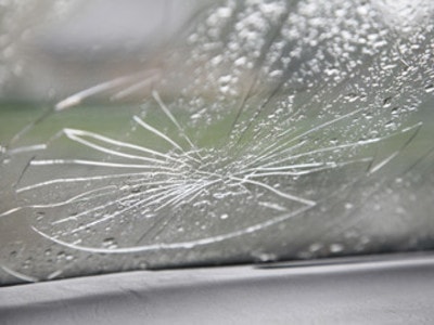 フロントガラス飛び石は車検基準を確認してから修理しないと損をする